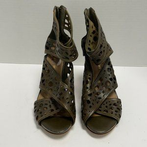B. Makowsky BFdune laser cut leather heels